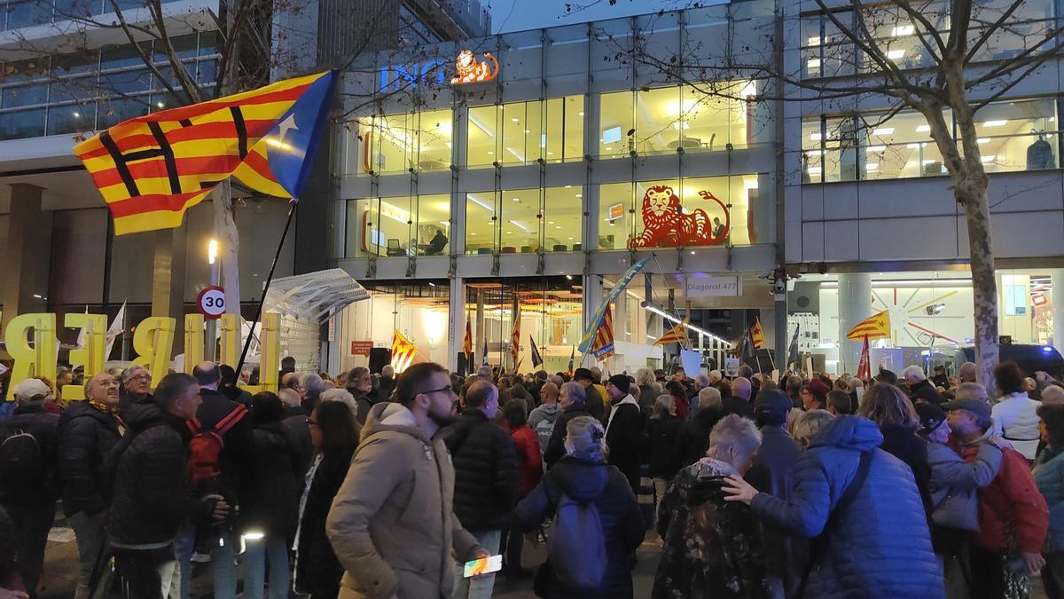 800 personas piden la liberación de Julian Assange ante el consulado británico en Barcelona