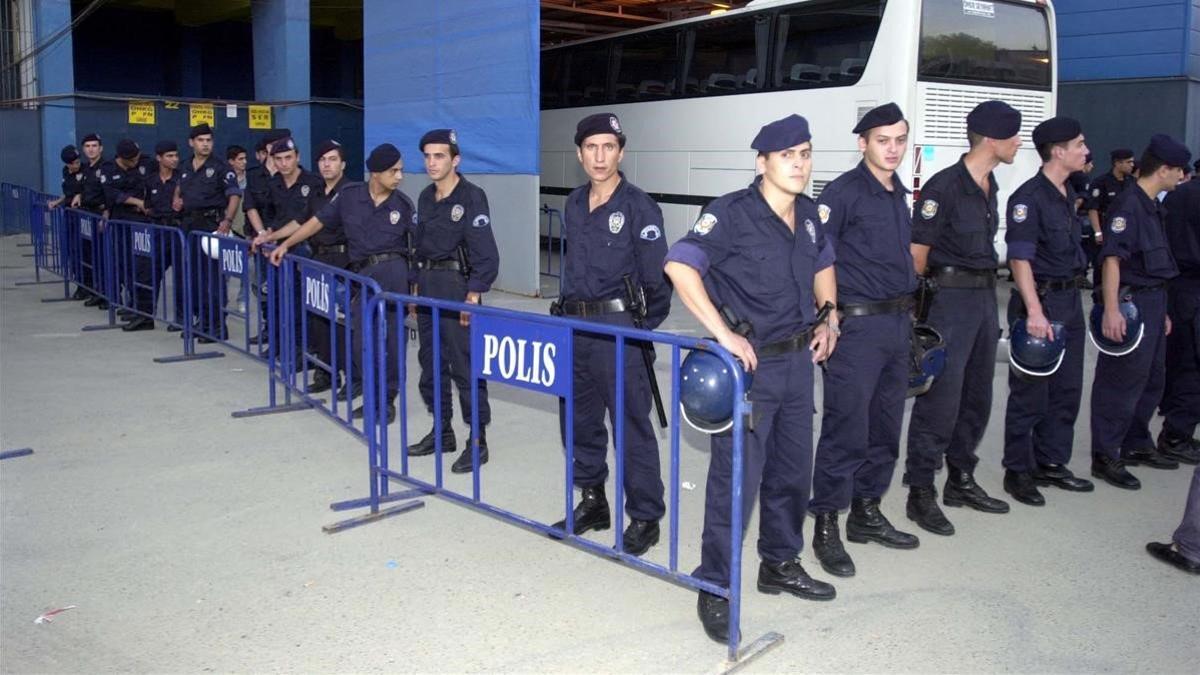 zentauroepp216087 estambul  17 09 2001  la policia turca protege el autocar de181022143306