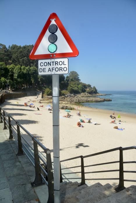 Semáforo en verde para entrar en la playa en Marín