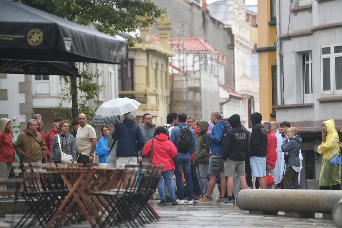 Calles mojadas y paraguas este miércoles de alerta naranja por lluvias en A Coruña. Calles mojadas y paraguas este miércoles de alerta naranja por lluvias en A Coruña.