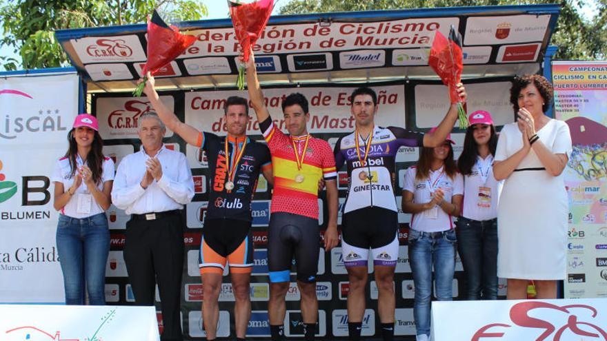 El ciclista murciano José Pardo, en el tercer cajón del podio, tras ganar el bronce.