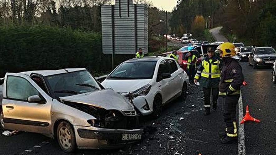 Bomberos y Guardia Civil en el accidente con cuatro coches implicados de Miño.