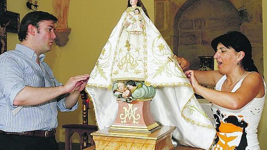 Juan Luis García de Bascarán, junto a la imagen de la Virgen de la Cueva, vestida con su manto nuevo.