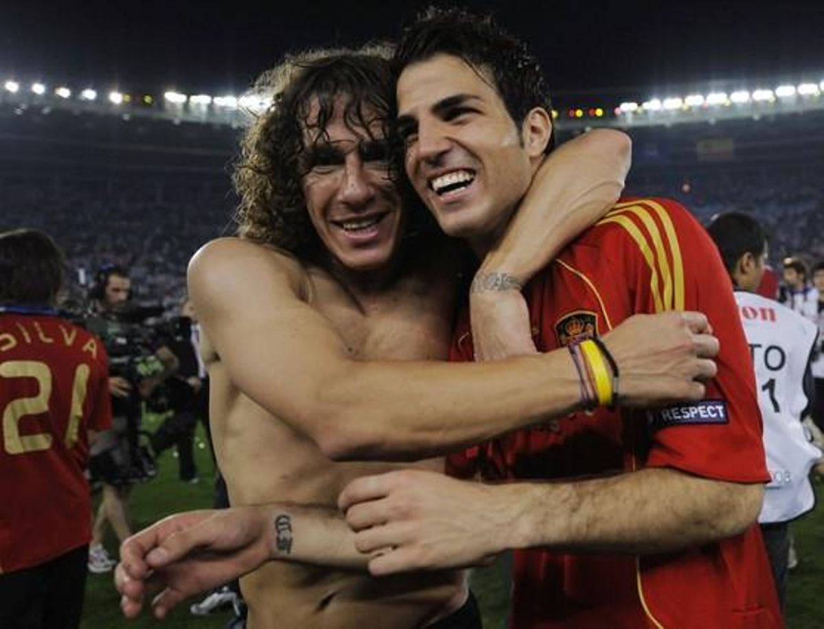 Carles Puyol i Cesc Fàbregas celebren a l’Estadi Erns Happel de Viena la victòria que els va portar a guanyar l’Eurocopa 2008.