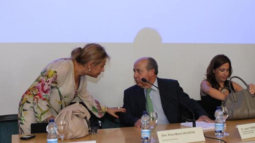 La alcaldesa de Zamora, Rosa Valdeón, charla con el director del SCB, José Torres, también alcalde de Granada.