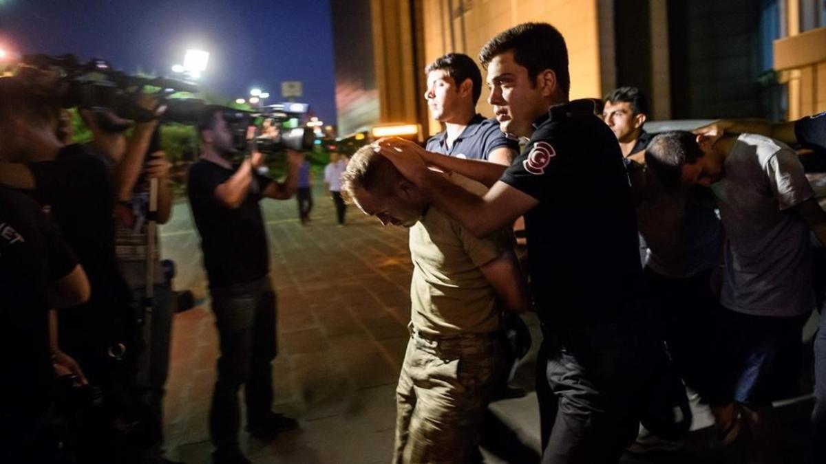 Agentes antidisturbios escoltan a soldados turcos supuestamente implicados en la intentona golpista, en Estambul, el 16 de julio.