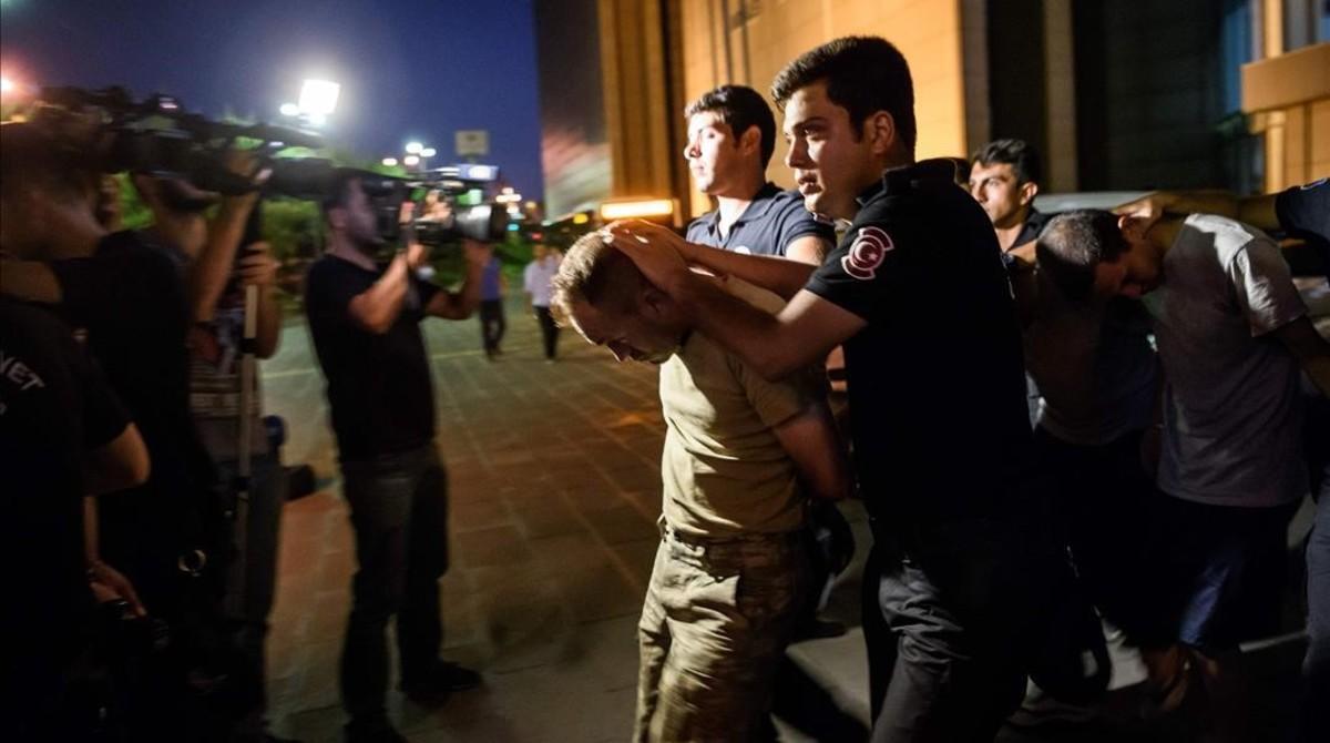 mbenach34727782 topshot   turkish anti riot police officers escort turkish s160731184035