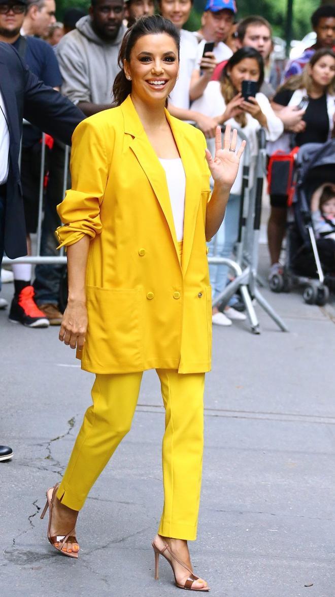 Eva Longoria saluda a las cámaras en Nueva York, con su 'total yellow'