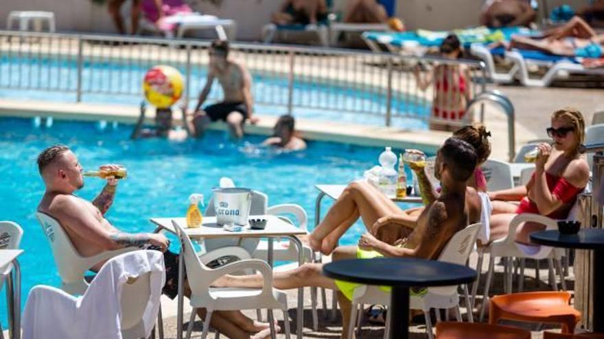 Turistas británicos en la piscina de un hotel de Benidorm este verano; algunos ni pisan la playa durante sus vacaciones.