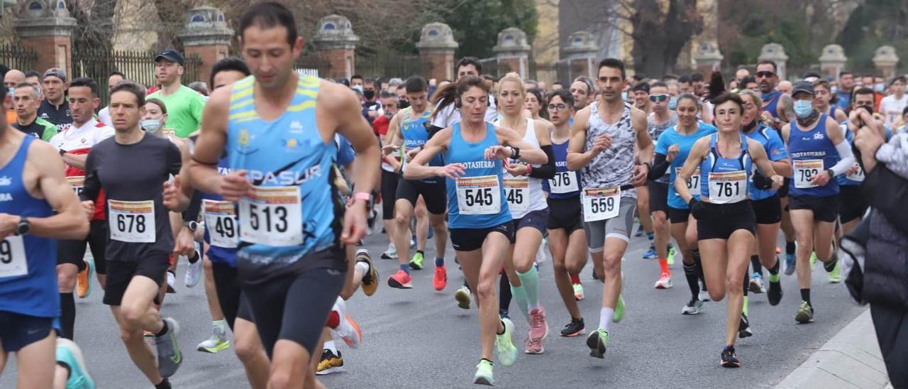 Un grupo de atletas, durante una carrera popular.