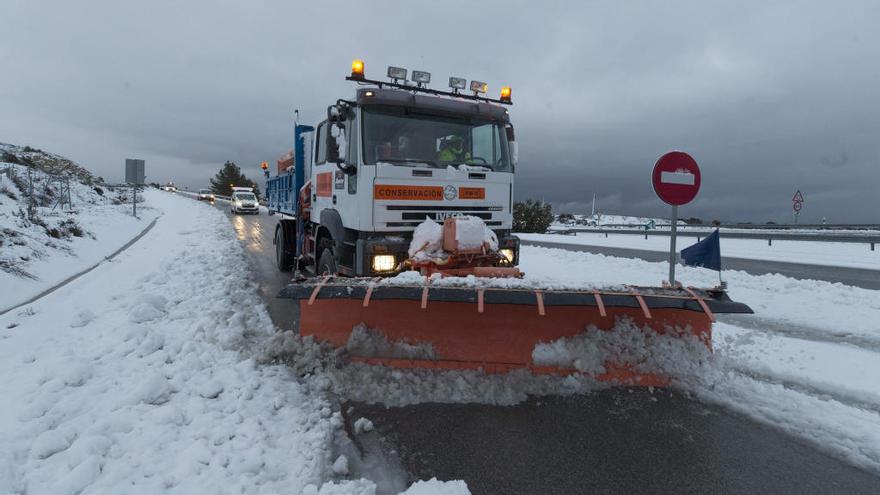 Una maquina quitanieves retira la nieve caída en Bullas en 2017.