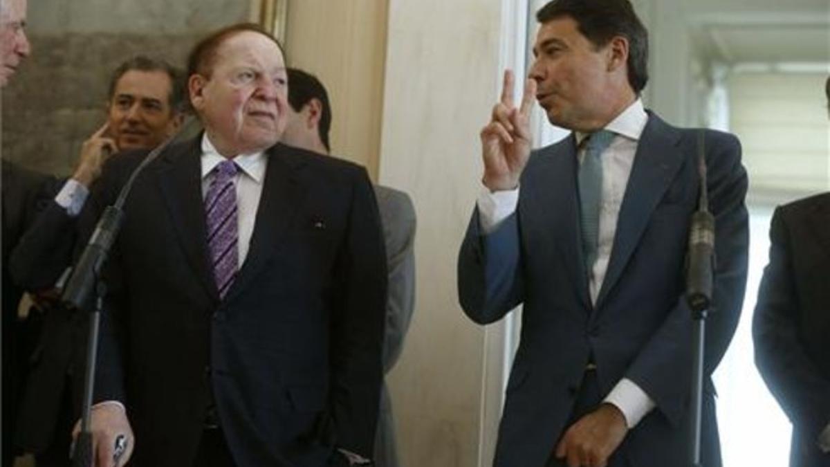 Sheldon Adelson  (izquierda), junto al presidente de la Comunidad de Madrid, Ignacio González, tras una reunión de Las Vegas Sands y el Gobierno regional  sobre Eurovegas, en octubre del 2012.