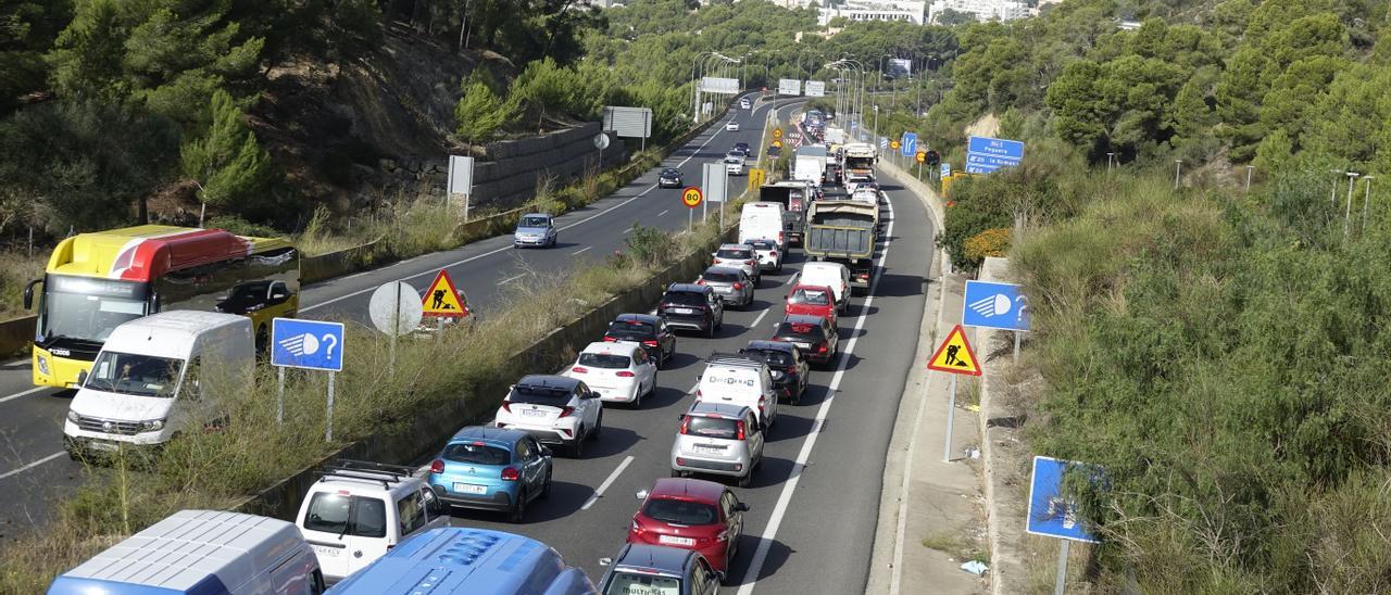 Retenciones en la autopista hacia Andratx.