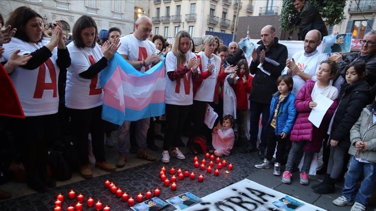 Concentración por el suicidio de un transexual de 17 años por acoso escolar el año pasado en Barcelona.