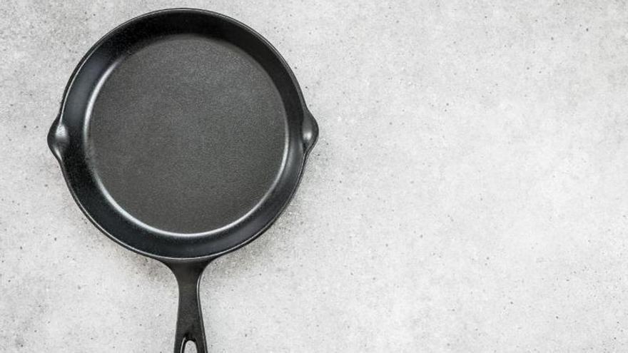 Barato, rápido y eficaz: el truco definitivo para que la comida no se pegue a tus sartenes