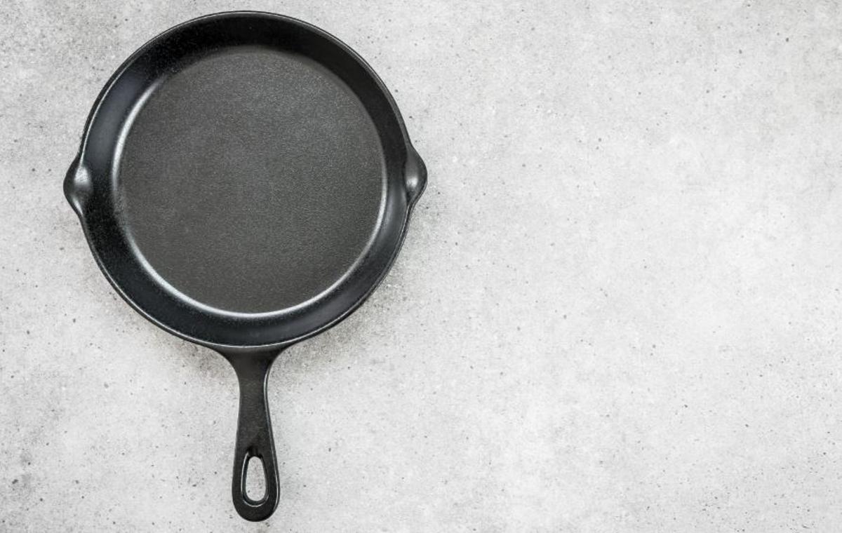 Barato, rápido y eficaz: el truco definitivo para que la comida no se pegue a tus sartenes