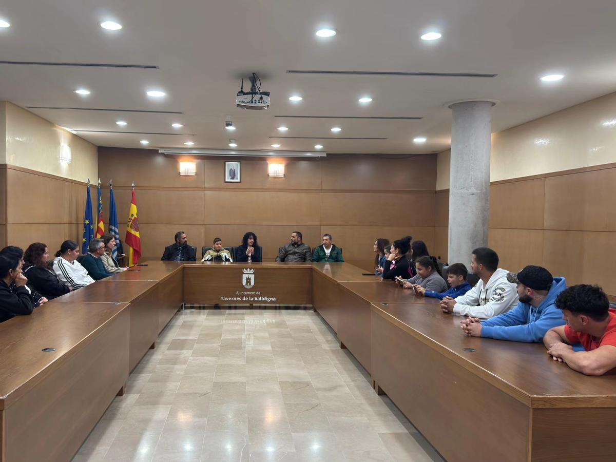El colectivo visita el salón de plenos del ayuntamiento.