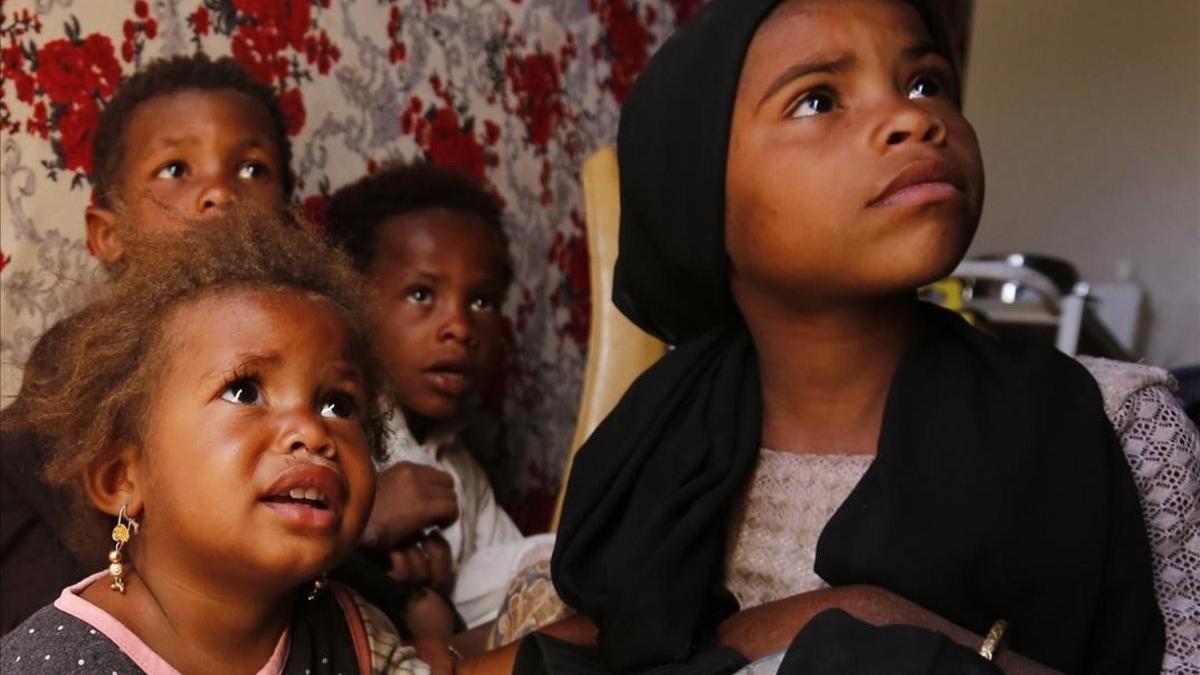 Niños yemenís aguardan para recibir atención médica en el campo de desplazados de Amrán.