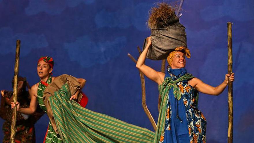 Una escena del espectáculo de teatro y danza «Wangari, la niña árbol». |