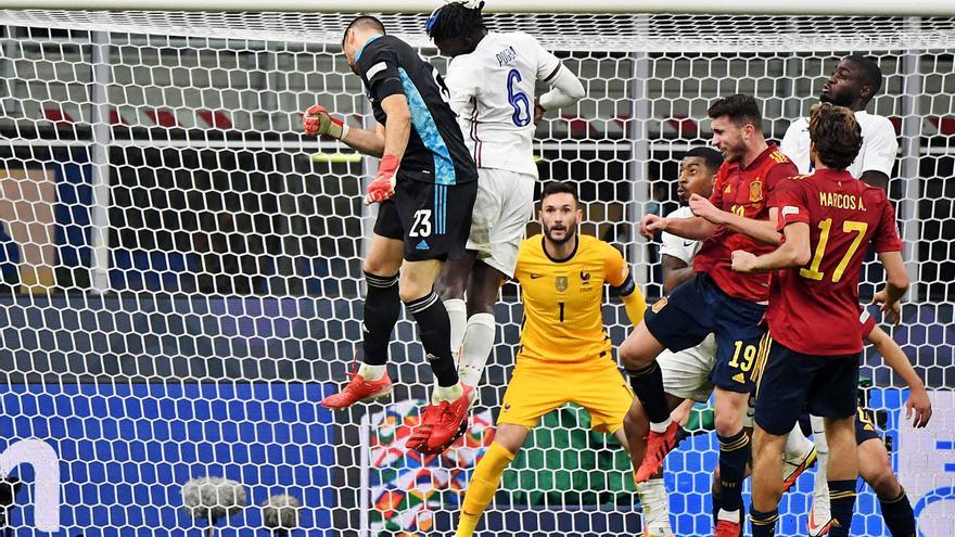 Unai Simón intenta rematar un córner durante las acometidas finales de la selección española. | // ALBERTO LINGRIA