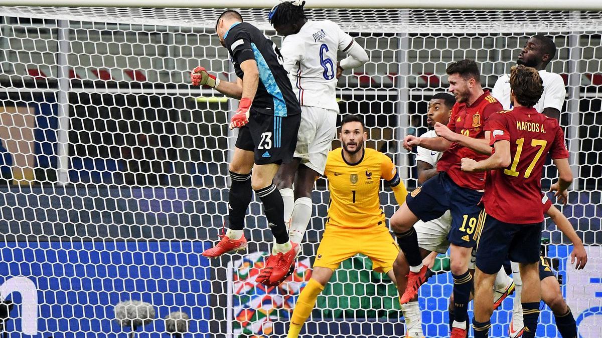 Unai Simón intenta rematar un córner durante las acometidas finales de la selección española. |  // ALBERTO LINGRIA