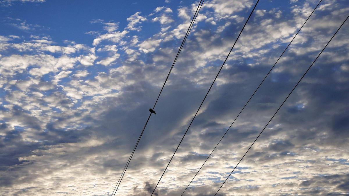 Cielo con nubes y claros.