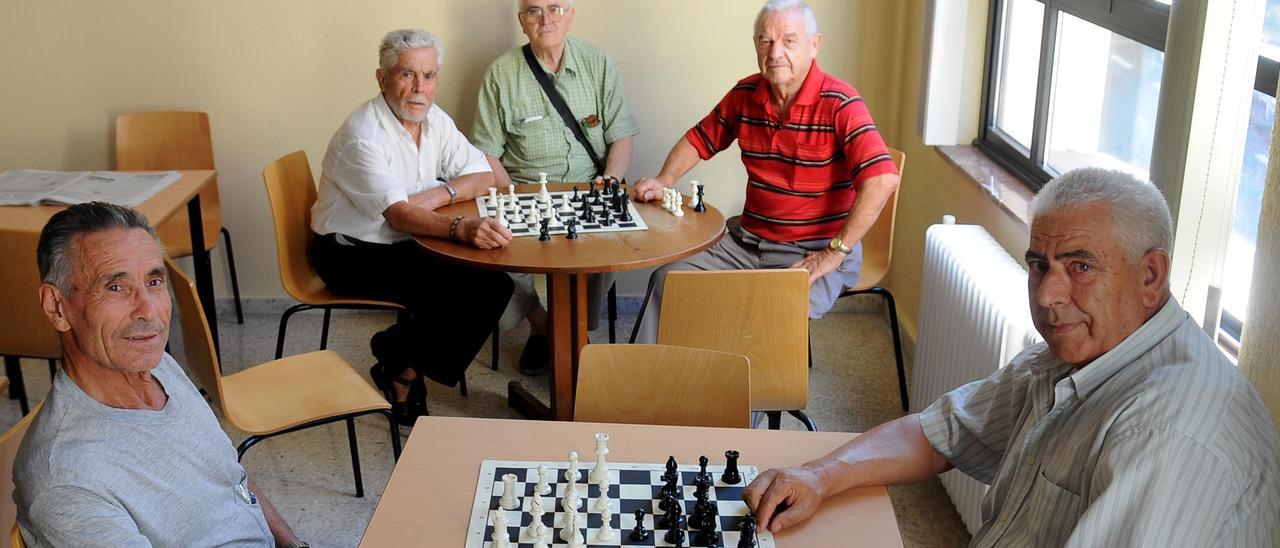 Mayores jugando al ajedrez en el hogar de mayores Puerta Berrozana de Plasencia, cuya cafetería sigue cerrada a día de hoy.