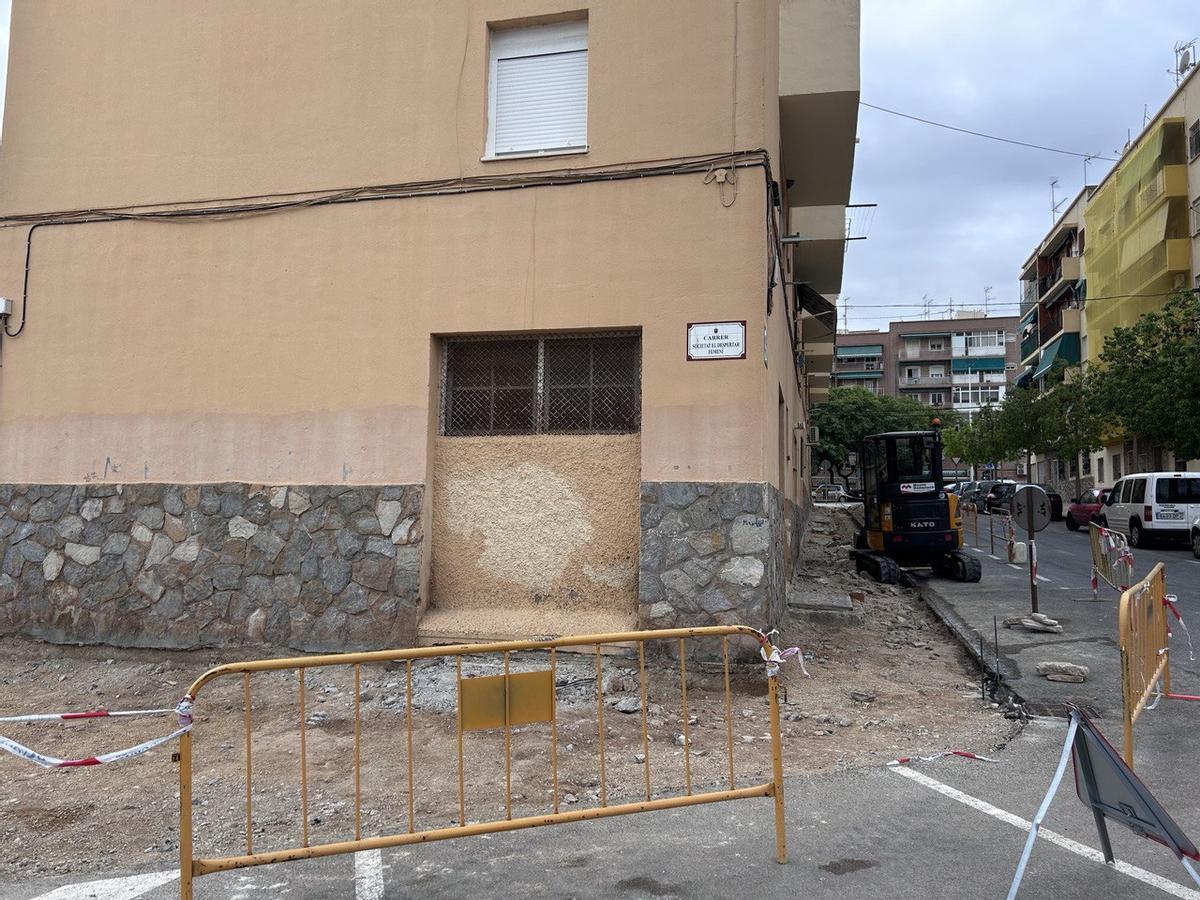 Aceras levantadas en Carrús dentro de las obras