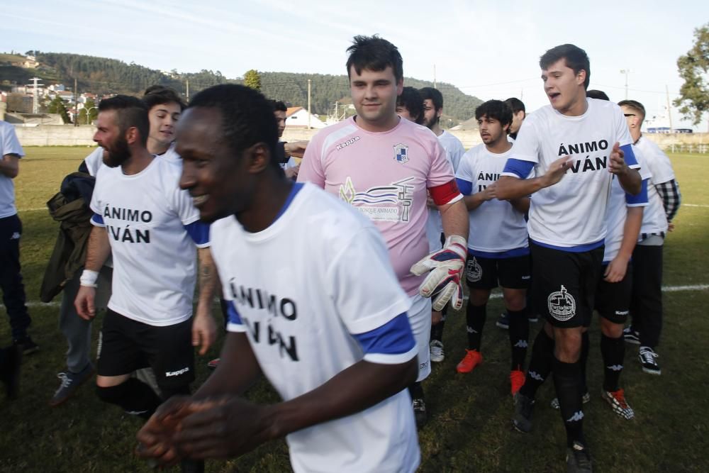 Iván Blanco, portero del Unión Deportivo San Esteban, recibe un homenaje sorpresa