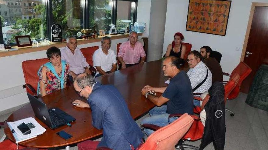 Odilo Barreiro (en primer término) en la reunión con los colectivos de Domaio en el Concello. // Gonzalo Núñez