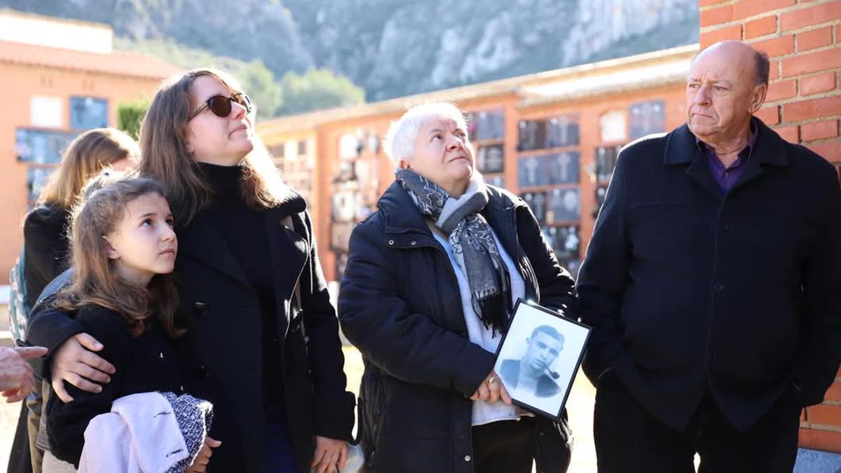 Familiares de Juan Lli Gallent, con su fotografía, en el acto celebrado en el cementerio de Cullera.
