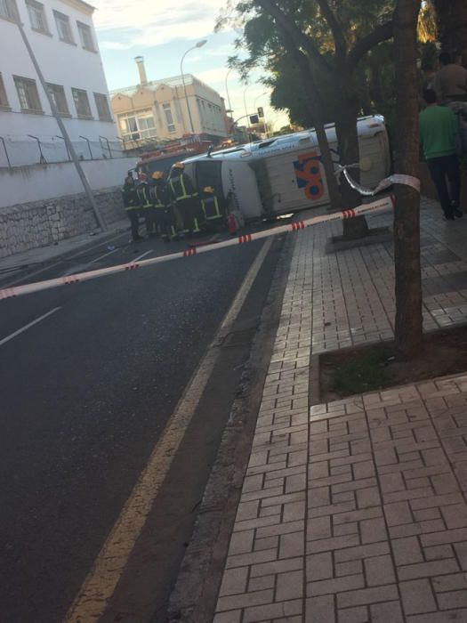 Una ambulancia del 061 sufre un accidente en El Palo