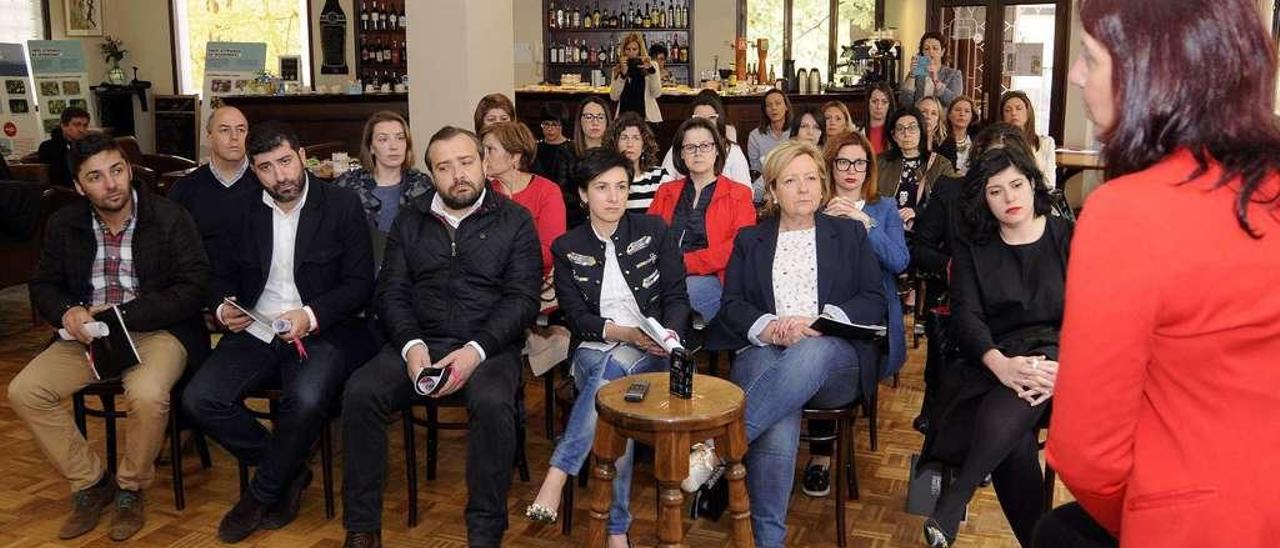 Carmen Canda y Katuxa Platero (a la derecha, en primera fila), durante la presentación del colectivo de empresarias. // Bernabé/Javier Lalín