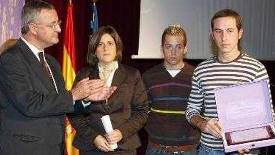 El ministro de Trabajo y Asuntos Sociales, Jesús Caldera (i);, junto la madre y los hermanos de Daniel Oliver, el joven de 24 años que falleció el pasado 24 de octubre en Valencia cuando al tratar de defender a una chica que estaba siendo increpada por su novio en la vía pública, recibió un puñetazo que le hizo caer el suelo y golpearse la cabeza contra el suelo, que fue uno de los homenajeados por su dedicación en favor de la igualdad y contra la violencia machista, durante un acto del Instituto de la Mujer sobre la Violencia de Género celebrado en el Museo del Prado, con motivo de la celebración el domingo del Día Internacional para la Erradicación de la Violencia de Género.