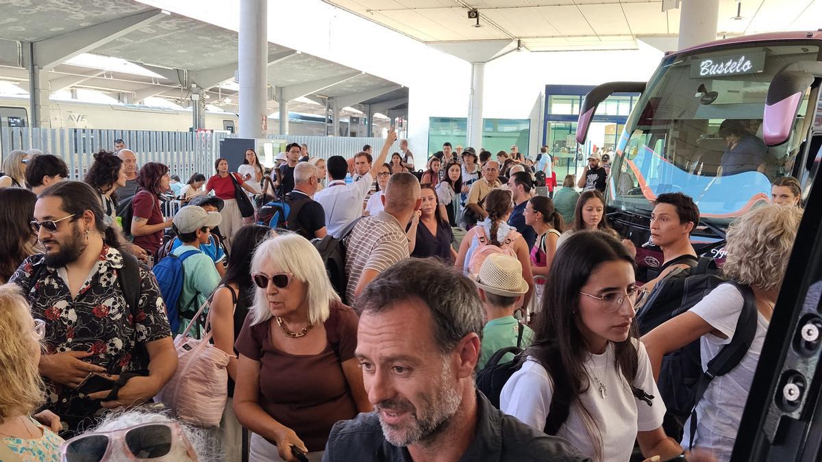 Viajeros del AVE entre Madrid y Vigo afectados por el corte Ourense-Santiago de Adif y Renfe: «No nos han sabido decir nada»