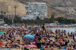 Una playa de Alicante, atestada de bañistas