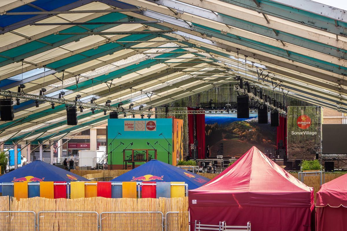 Preparativos para el Sónar en la Fira Montjuïc.