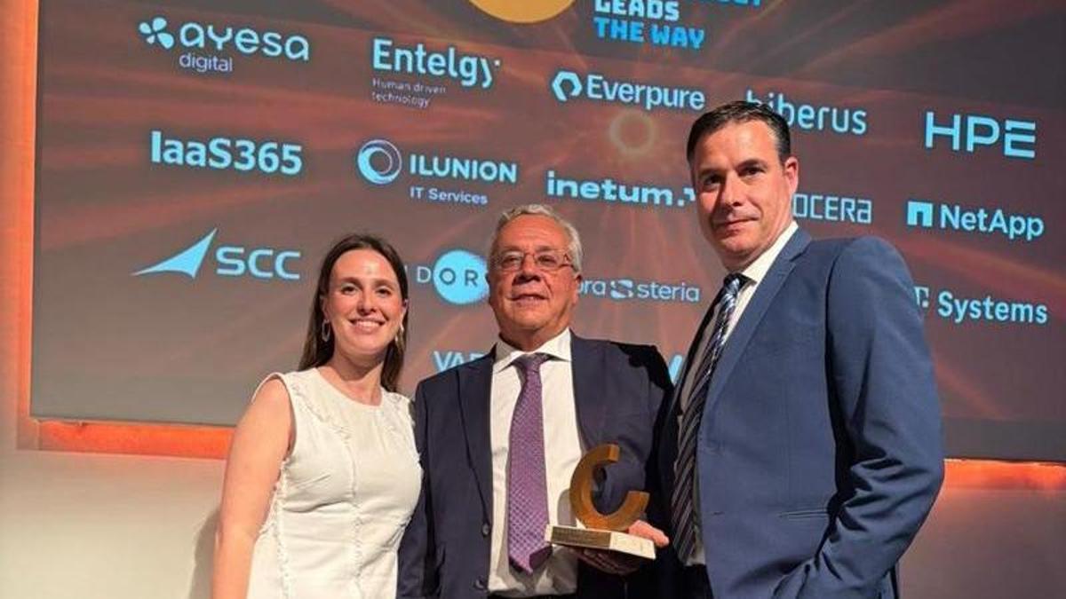 Javier Gómez recibe el premio a Banca Pueyo, en la gala de los Premios Computing.