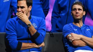 Roger Federer y Rafa Nadal protagonizaron momentos muy emotivos tras finalizar el partido de dobles de la Laver Cup en el que el suizo se despedía del tenis. Tras el encuentro, en el banquillo, ambos rompieron a llorar mientras el público ovacionaba a Federer. //EFE -FOTODELDIA- EA6084. LONDRES, 24/09/2022.- Los tenistas Rafa Nadal (d) y Roger Federer (i), del equipo Europa, se emocionan tras el partido que les enfrentó a Jack Sock y Frances Tiafoe durante la primera jornada de la Copa Laver celebrada este viernes en Londres. Federer se despidió del tenis en una de las casas que ha ido dejando a lo largo de sus 24 años de carrera, esa en la que conquistó ocho Wimbledon, más que cualquier otro hombre en la historia, y en la que coronó dos Copas de Maestro. EFE/ Andy Rain