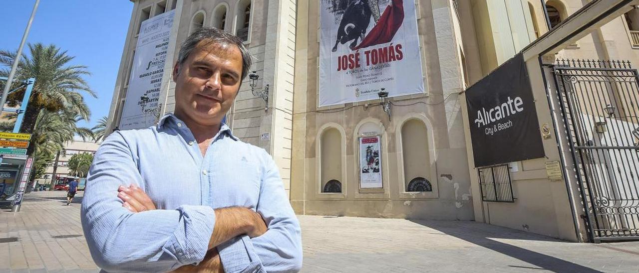 El empresario Nacho Lloret, ante el cartel que anuncia la corrida de José Tomás del domingo.