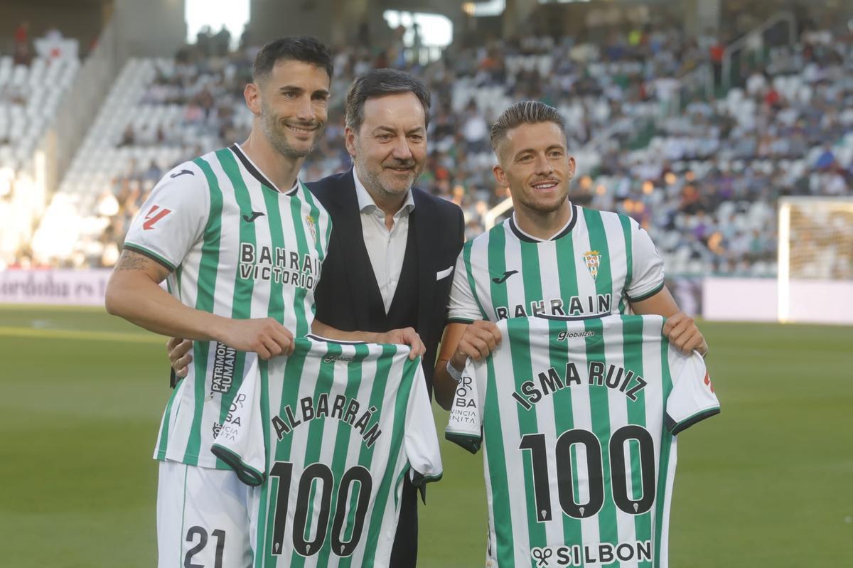 Carlos Albarrán e Isma Ruiz, junto al CEO blanquiverde, Antonio Fernández Monterrubio, celebrando su centenario con el club.
