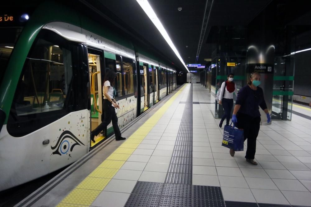 Medidas de seguridad y reparto de mascarillas en el metro de Málaga.