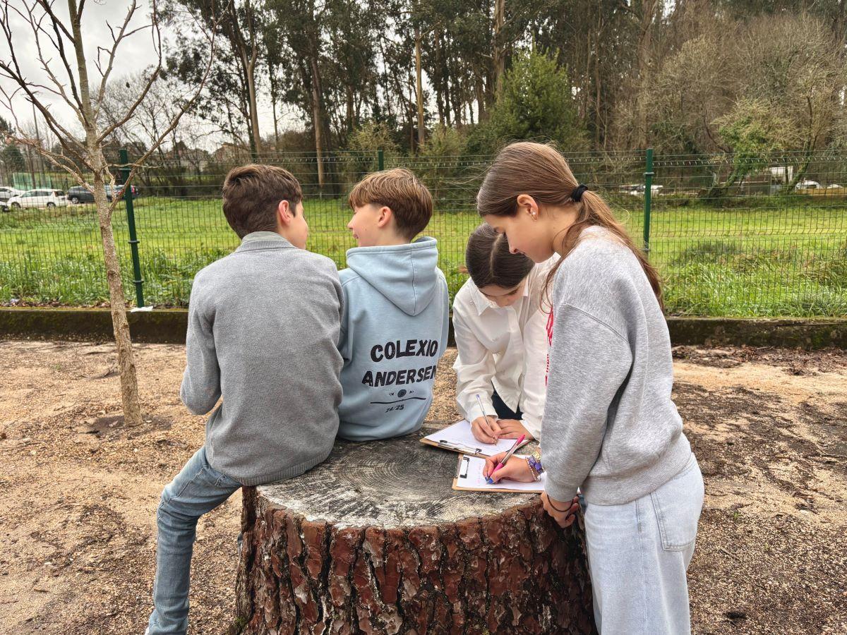 A rapazada preparando as súas preguntas.