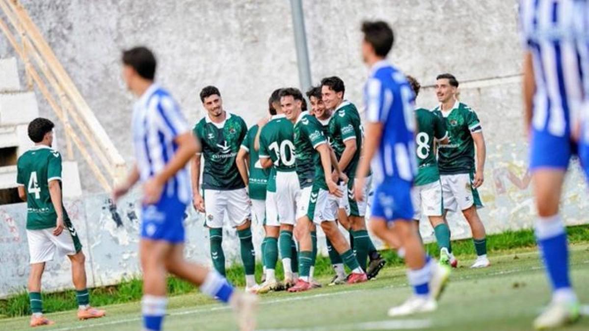 El Cacereño festeja el 1-0, obra de Gete de falta directa.
