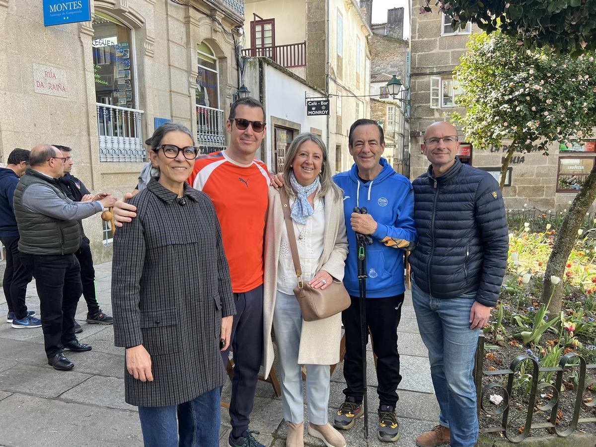 Fotografía compartida por el grupo socialista municipal de su encuentro con José Bono, peregrino en las calles de Santiago