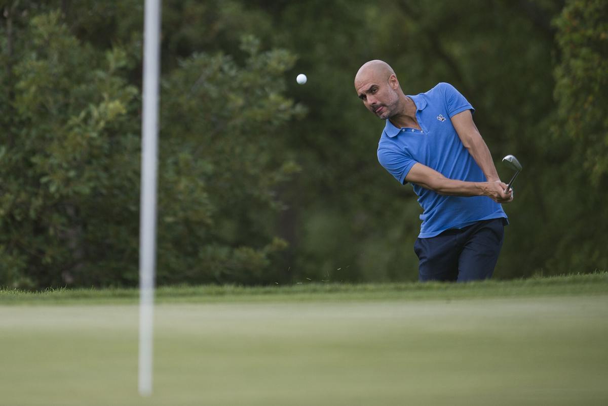 Pep Guardiola sigue la trayectoria de la bola durante su recorrido en el torneo de golf de las leyendas en el campo de la PGA en Catalunya.