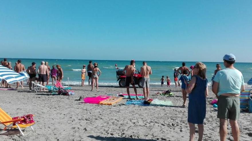 Los bañistas, fuera del agua, ayer en Varadero