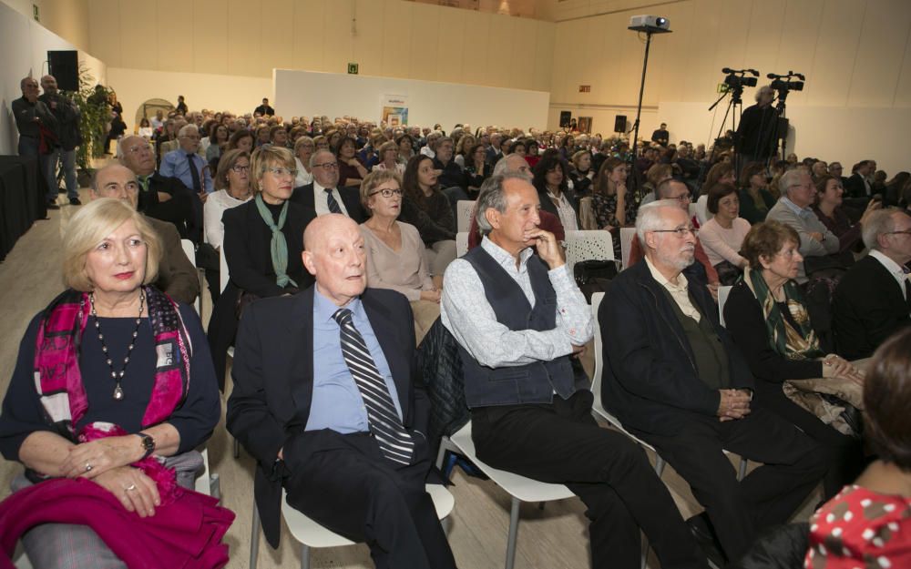 Decenas de profesores y alumnos del CEU, germen de la Universidad de Alicante, se reencuentran en un emotivo acto organizado en el campus.