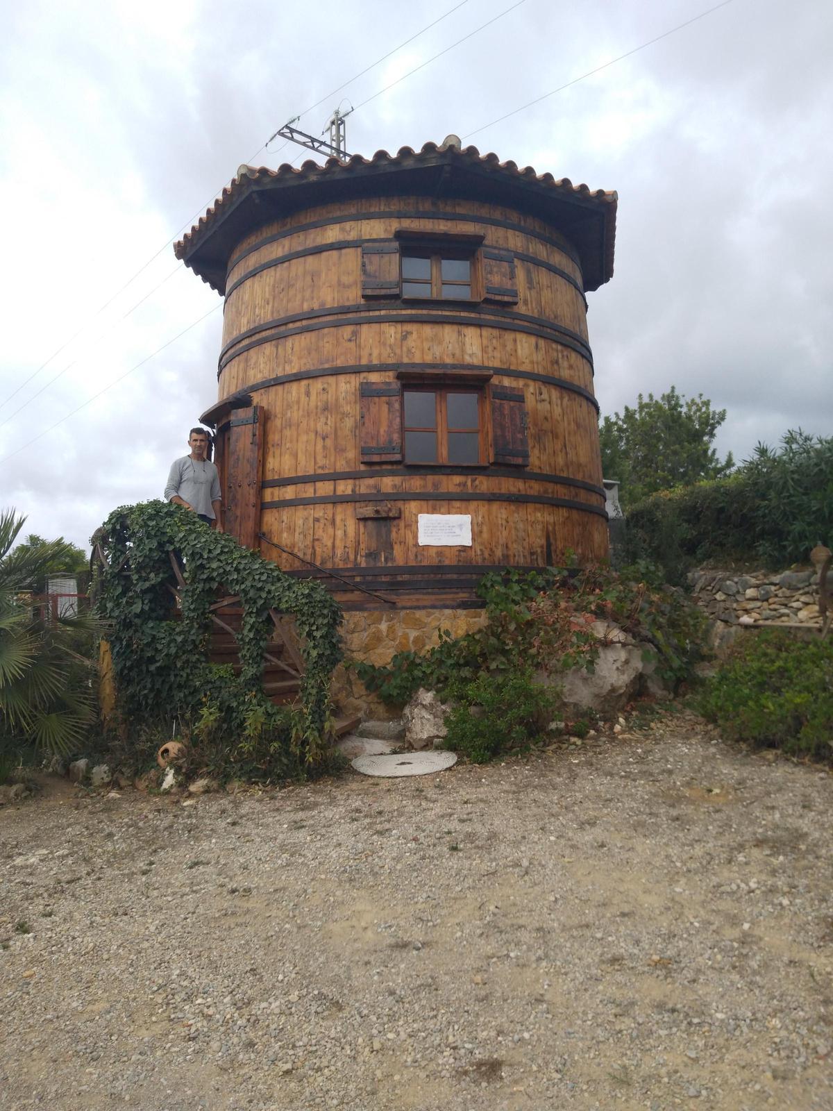 Abelardo, junto al gran barril restaurado y que sirve como alojamiento.
