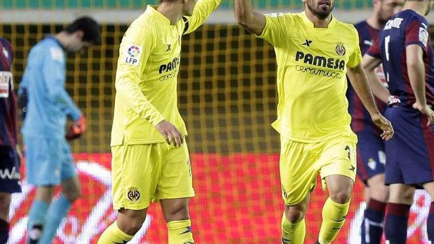 Jaume Costa celebra el gol con Denis Suárez. // Domenech Castelló